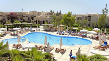 Kolam renang indoor dan 5 kolam renang outdoor