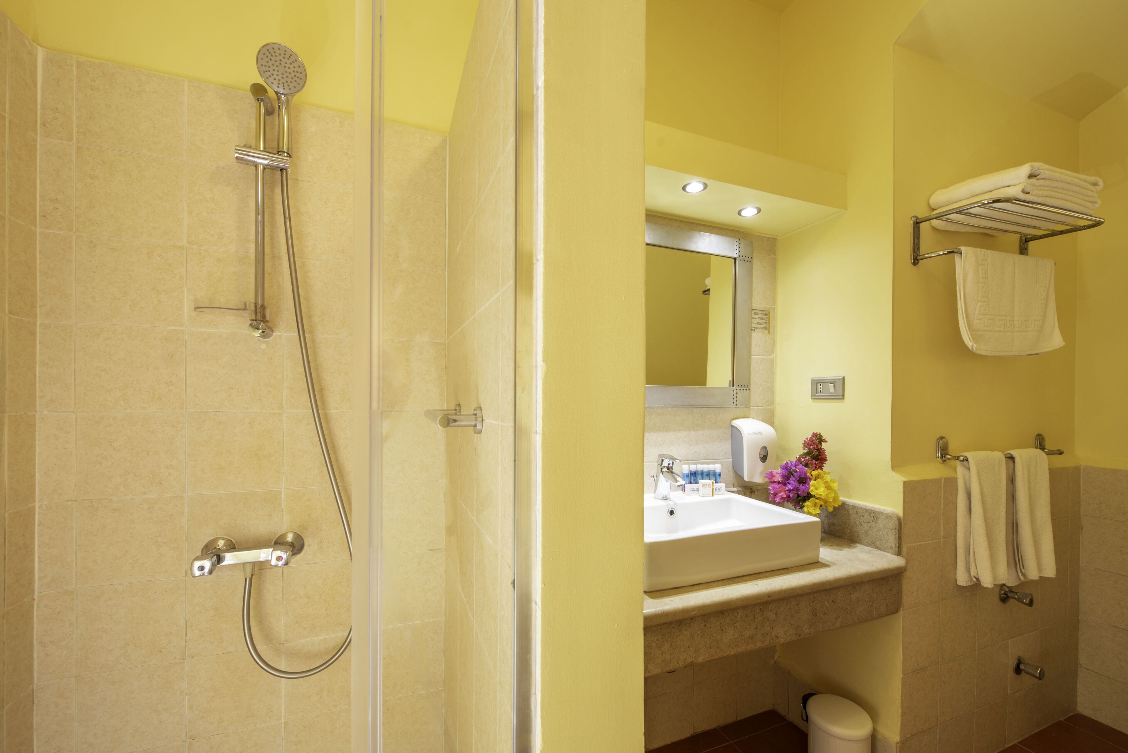 Un baño con ducha, lavamanos e inodoro.