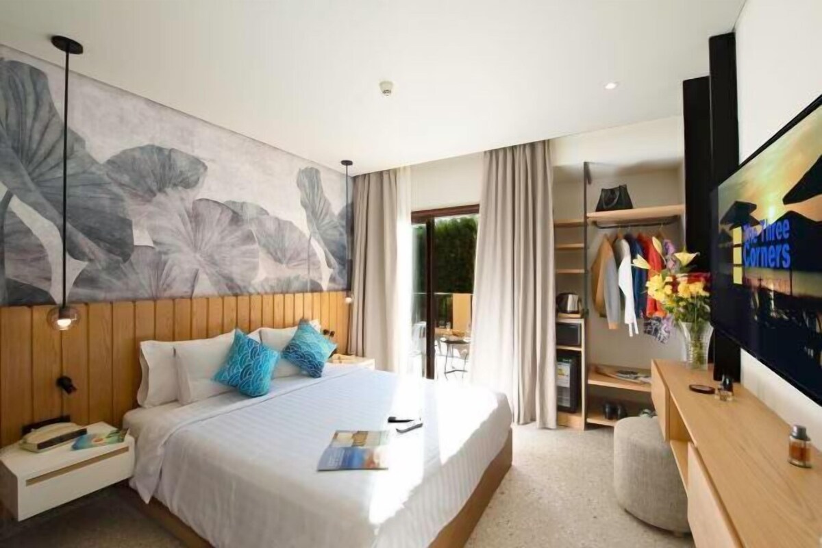 Minibar, brankas, tempat tidur bayi gratis, dan Wi-Fi gratis