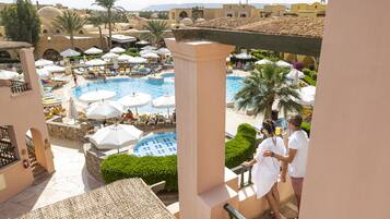 Piscine couverte, 5 piscines extérieures, parasols de plage