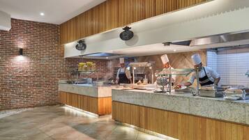 Una cocina moderna con paredes de ladrillo, paneles de madera y una encimera de granito pulido.