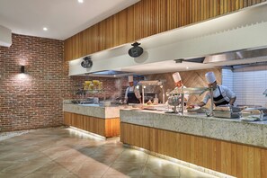 4 restaurants; breakfast, lunch, and dinner served