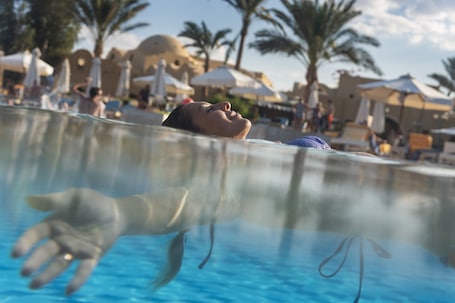 Una piscina techada, 5 piscinas al aire libre, sombrillas. Three Corners Rihana Resort