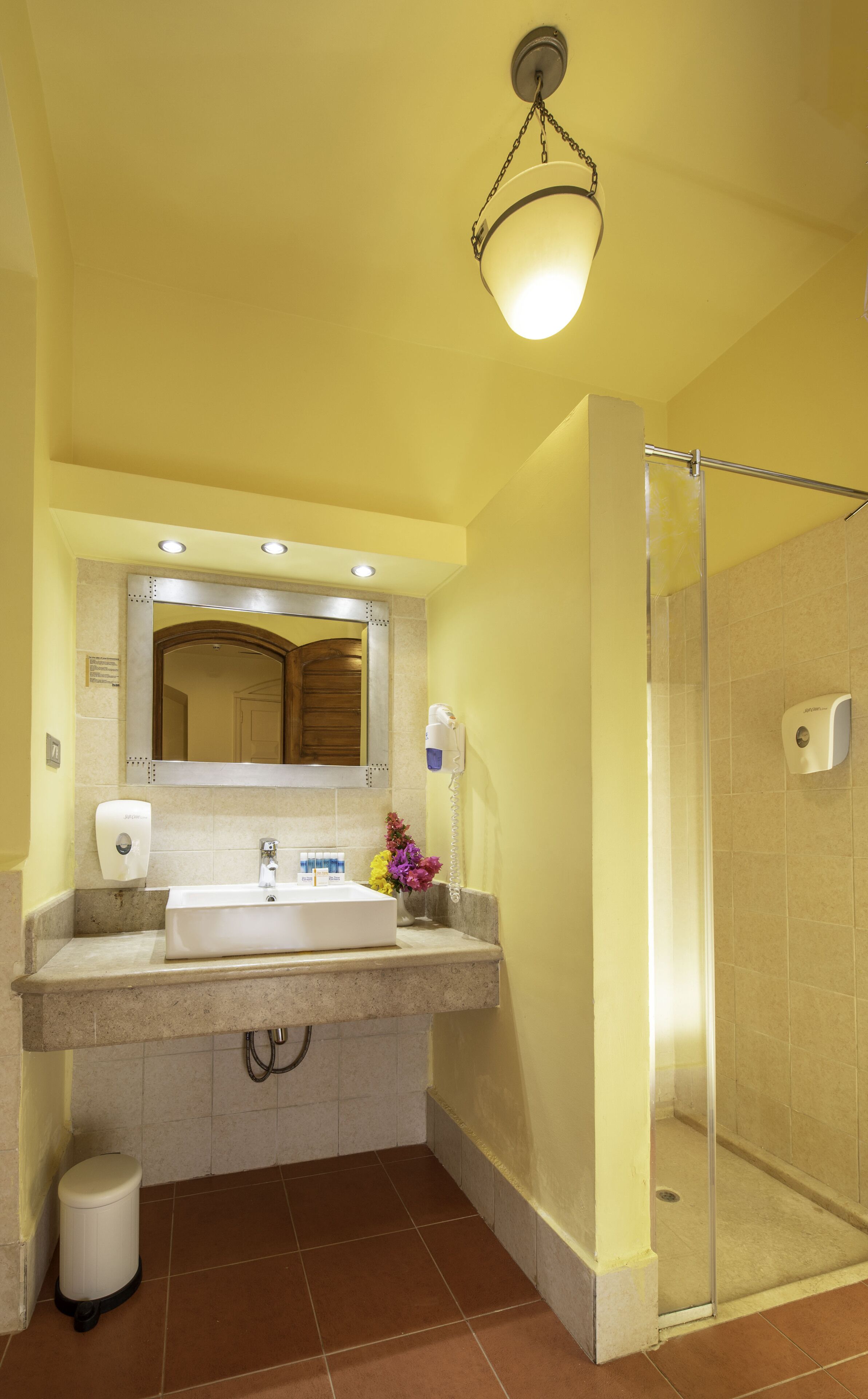 Un bagno con lavandino, specchio e doccia.