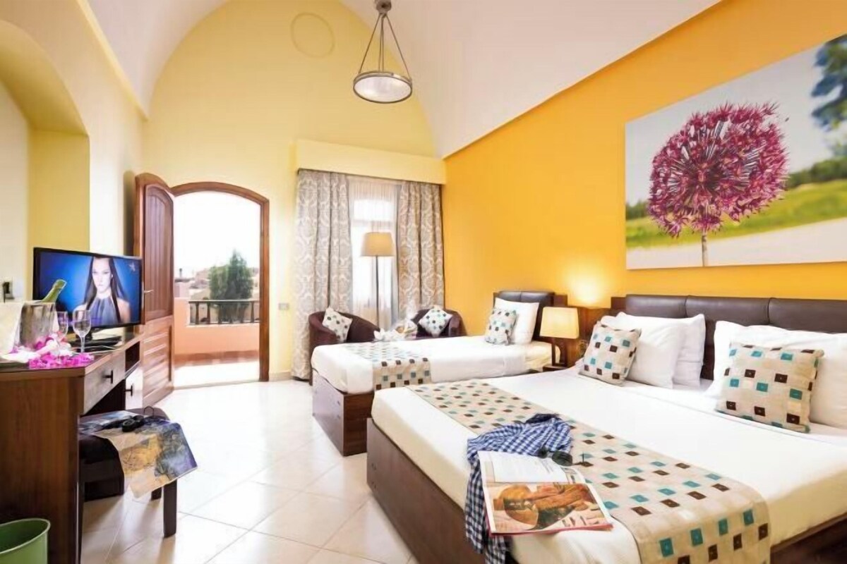 Minibar, brankas, tempat tidur bayi gratis, dan Wi-Fi gratis