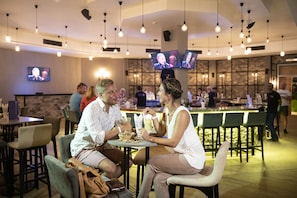 7 quầy bar/khu lounge, 2 quán bar cạnh hồ bơi, quán bar trên bãi biển