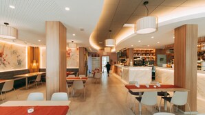A modern restaurant with a bar area, featuring a mix of seating options and a marble counter. - The Purple Hotel by Ibiza Feeling - Adults only (Sant Antoni de Portmany)
