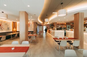 Se sirven desayunos, almuerzos y cenas; cocina internacional