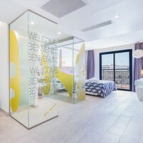 Caja de seguridad en la habitación, escritorio y cortinas blackout 