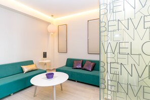 Suíte júnior, sacada, vista para a piscina | Frigobar, cofres nos quartos, escrivaninha, cortinas blackout