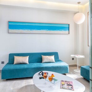 Suíte júnior, sacada, vista para a piscina | Área de estar | TV LED 40 polegadas com canais via satélite, TV