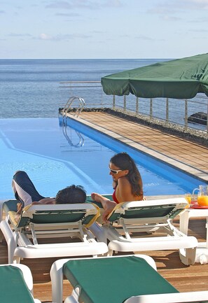 Outdoor pool, pool loungers - Quinta de Nossa Senhora das Mercês (Angra do Heroismo)
