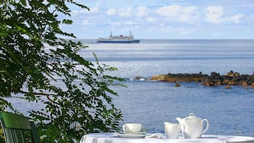 Se sirven desayunos y almuerzos, restaurante con mesas al aire libre