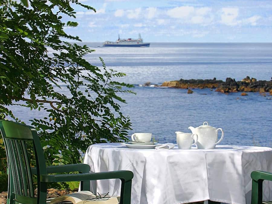 Serviço de café da manhã, almoço, jantar; restaurante ao ar livre
