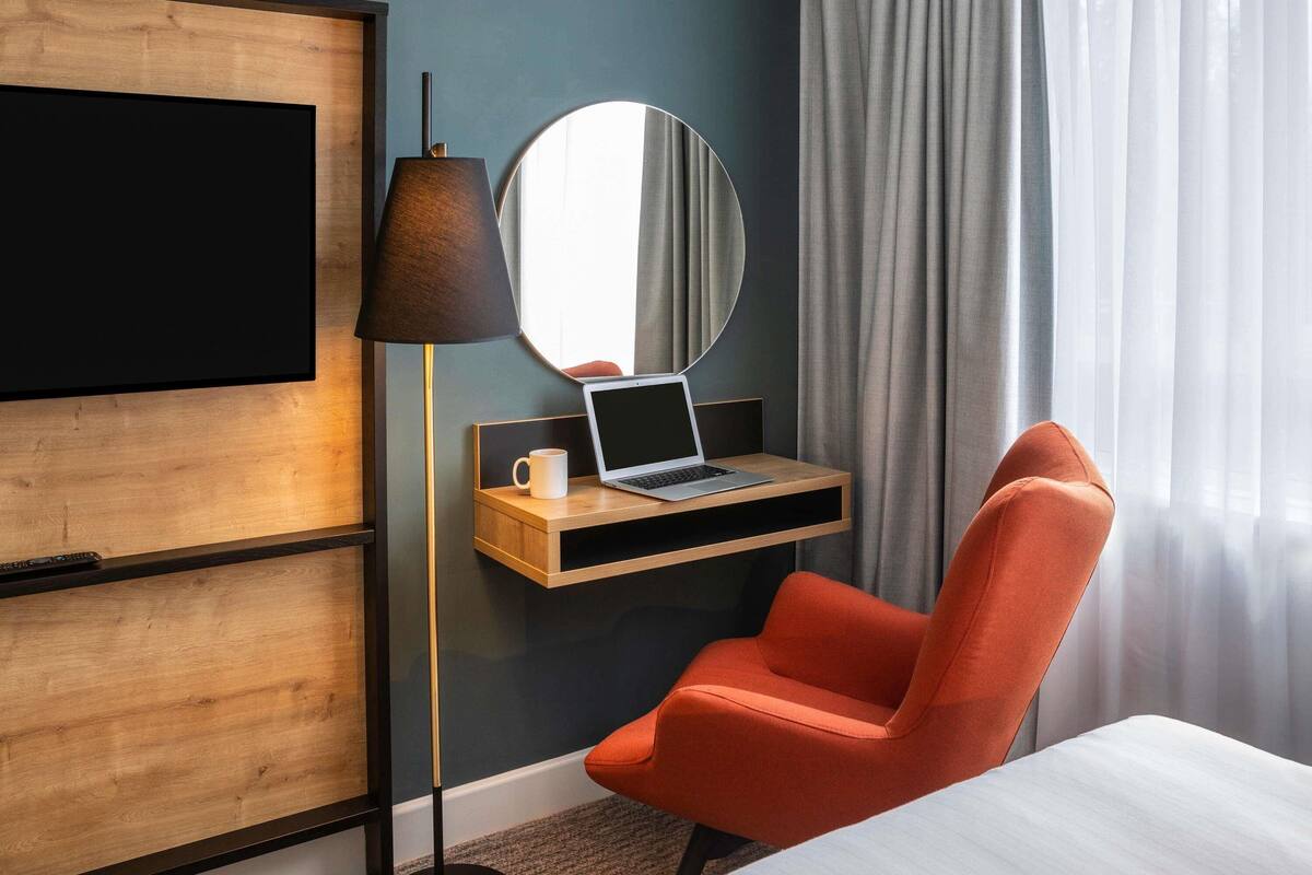 Hypo-allergenic bedding available, in-room safe, desk, laptop workspace