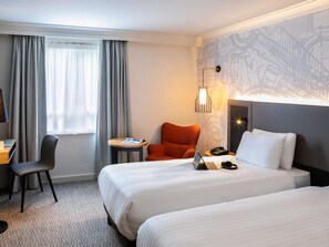 Hypo-allergenic bedding, in-room safe, desk, laptop workspace - Mercure Birmingham West Hotel (West Bromwich)