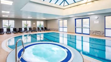 Una piscina cubierta