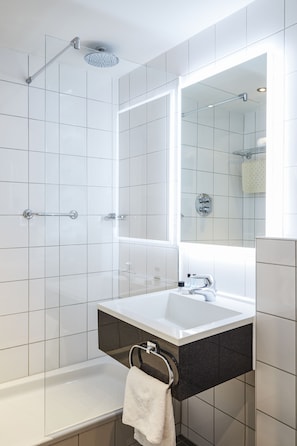Dusche, umweltfreundliche Kosmetikartikel, Haartrockner, Handtücher