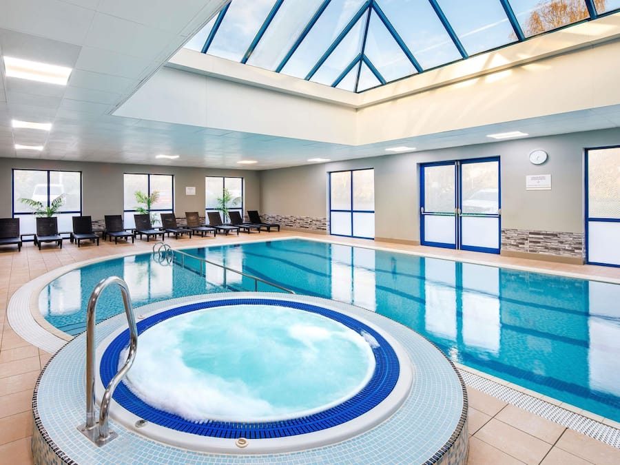 Una piscina cubierta