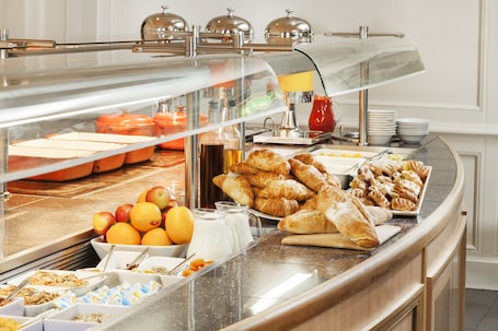 Desayuno completo diario (GBP 16 por persona)