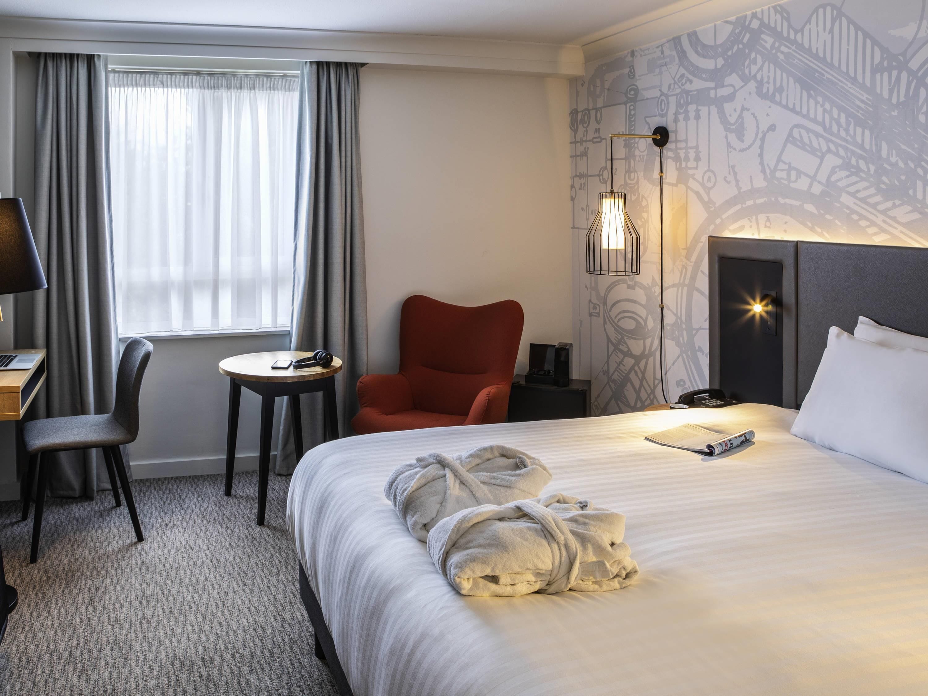 Privilege, Room, 1 King Bed | Hypo-allergenic bedding, in-room safe, desk, laptop workspace