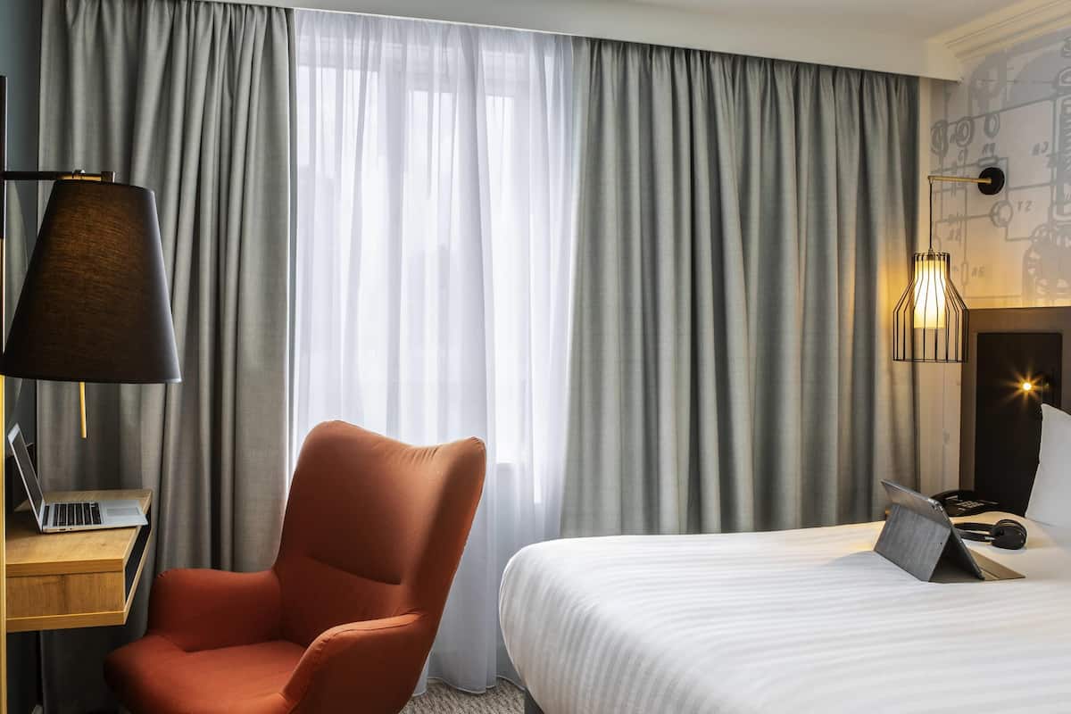 Hypo-allergenic bedding, in-room safe, desk, laptop workspace