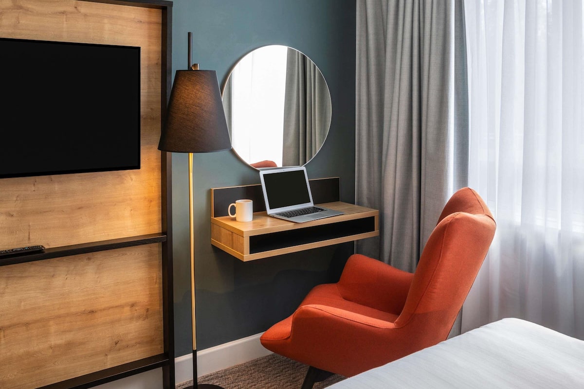 Hypo-allergenic bedding, in-room safe, desk, laptop workspace