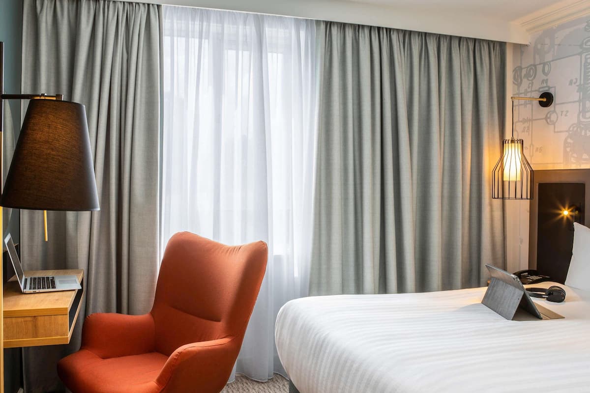 Hypo-allergenic bedding, in-room safe, desk, laptop workspace