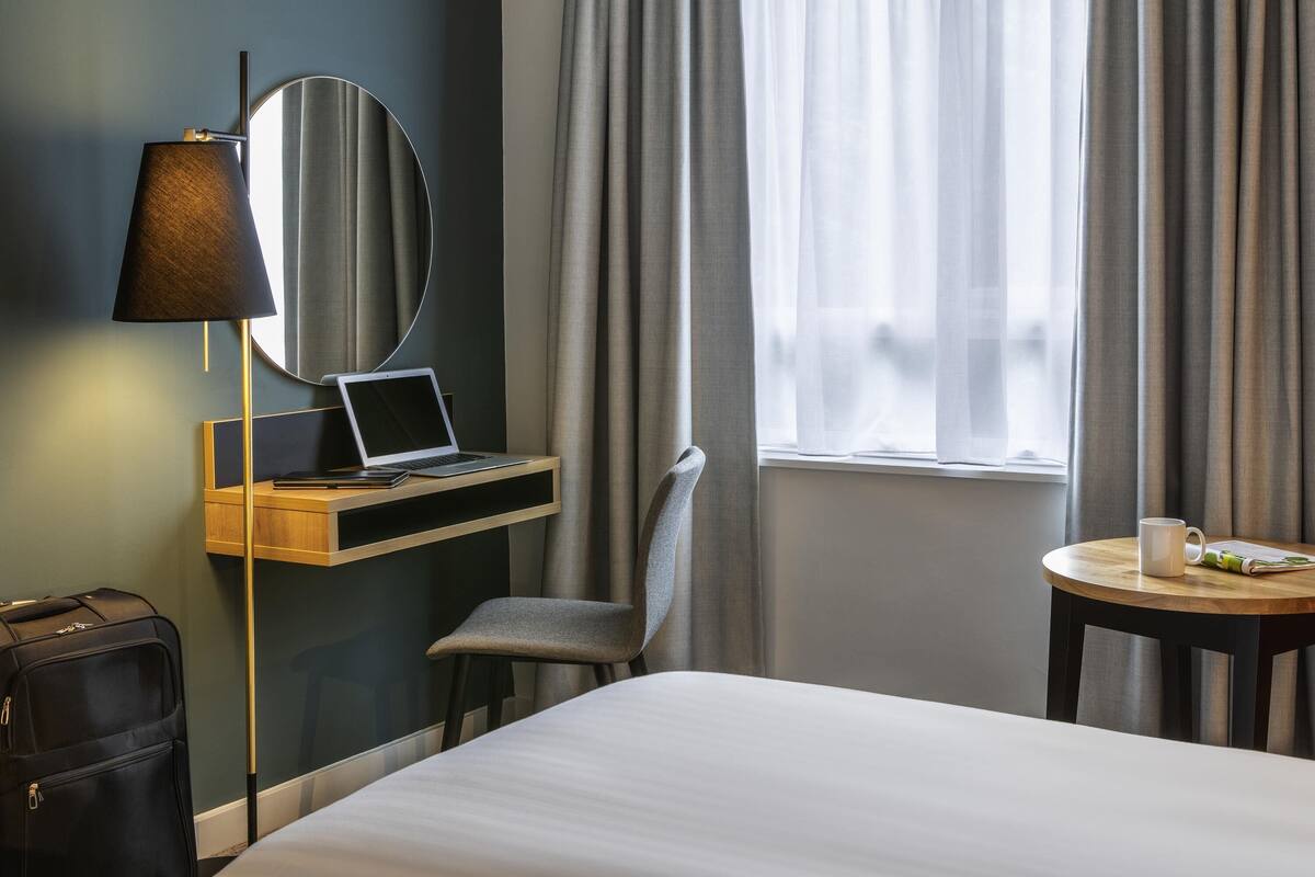 Hypo-allergenic bedding, in-room safe, desk, laptop workspace