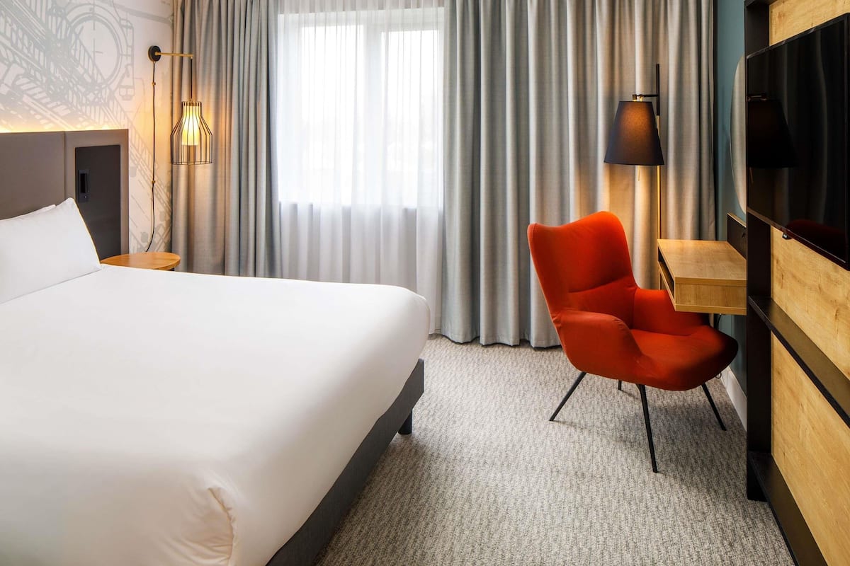 Hypo-allergenic bedding, in-room safe, desk, laptop workspace