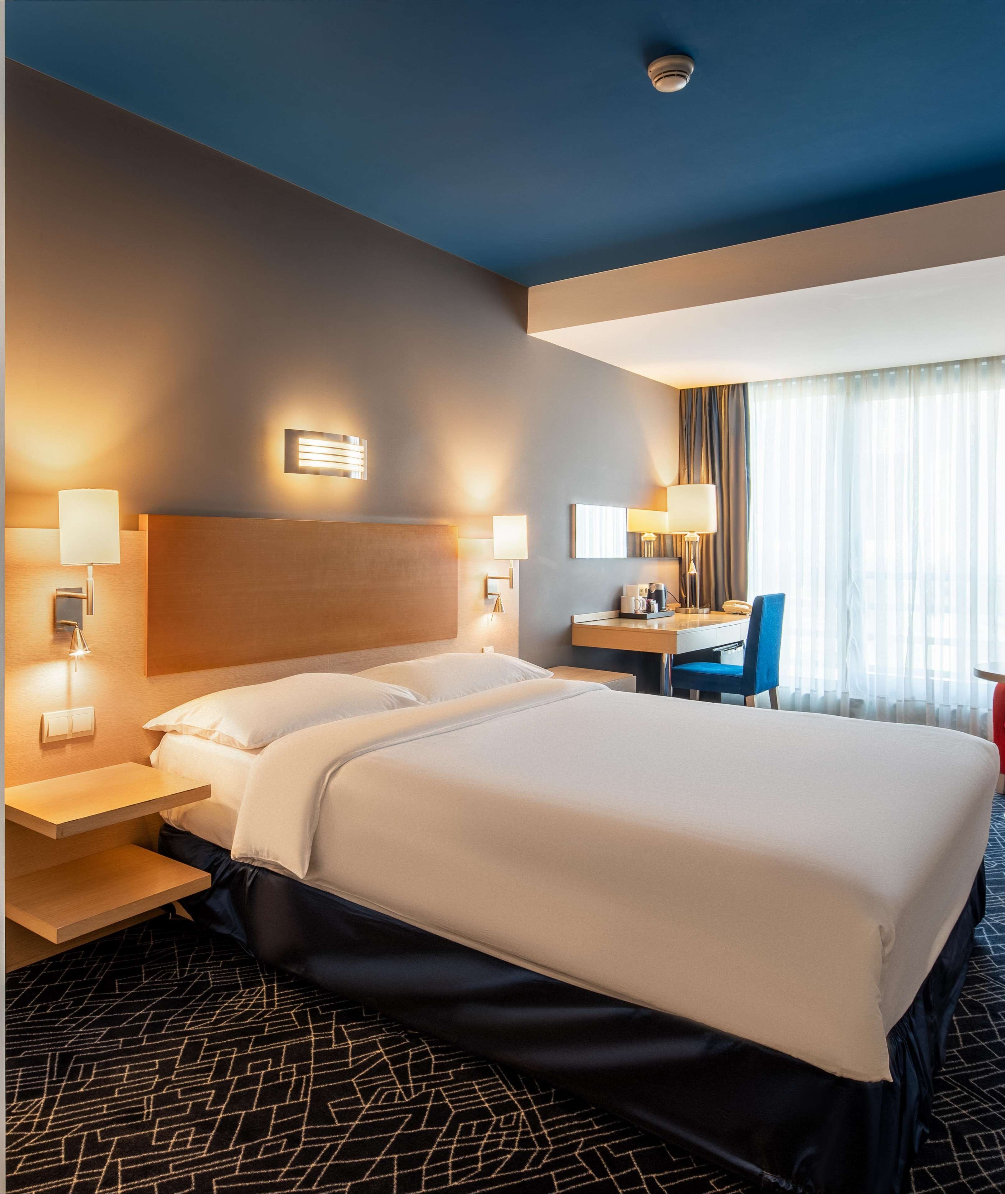 standard room | 1 bedroom, in-room safe, desk, laptop workspace