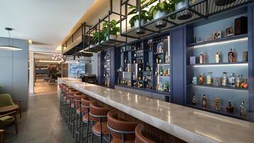 Tilbyder frokost, middag og Happy Hour