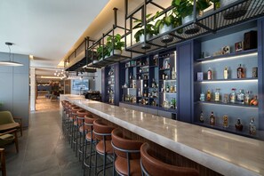 Serves lunch, dinner, and happy hour - Radisson Hotel Baku (Baku)