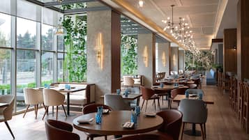 Se sirven desayunos, almuerzos y cenas; cocina internacional