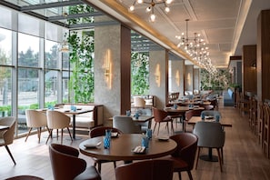 Breakfast, lunch, dinner served; international cuisine - Radisson Hotel Baku (Baku)