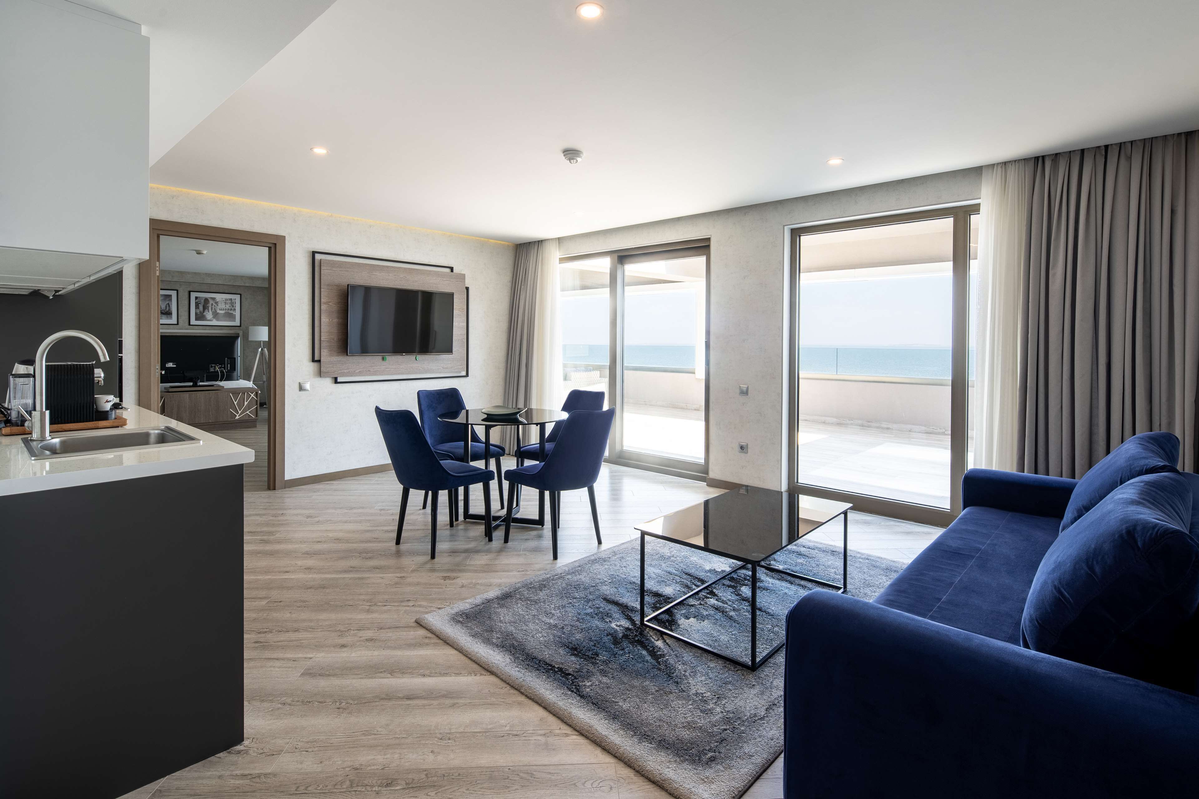 Apartment, 1 Schlafzimmer, Terrasse, Meerblick (Caspian) | Zimmersafe, Schreibtisch, laptopgeeigneter Arbeitsplatz