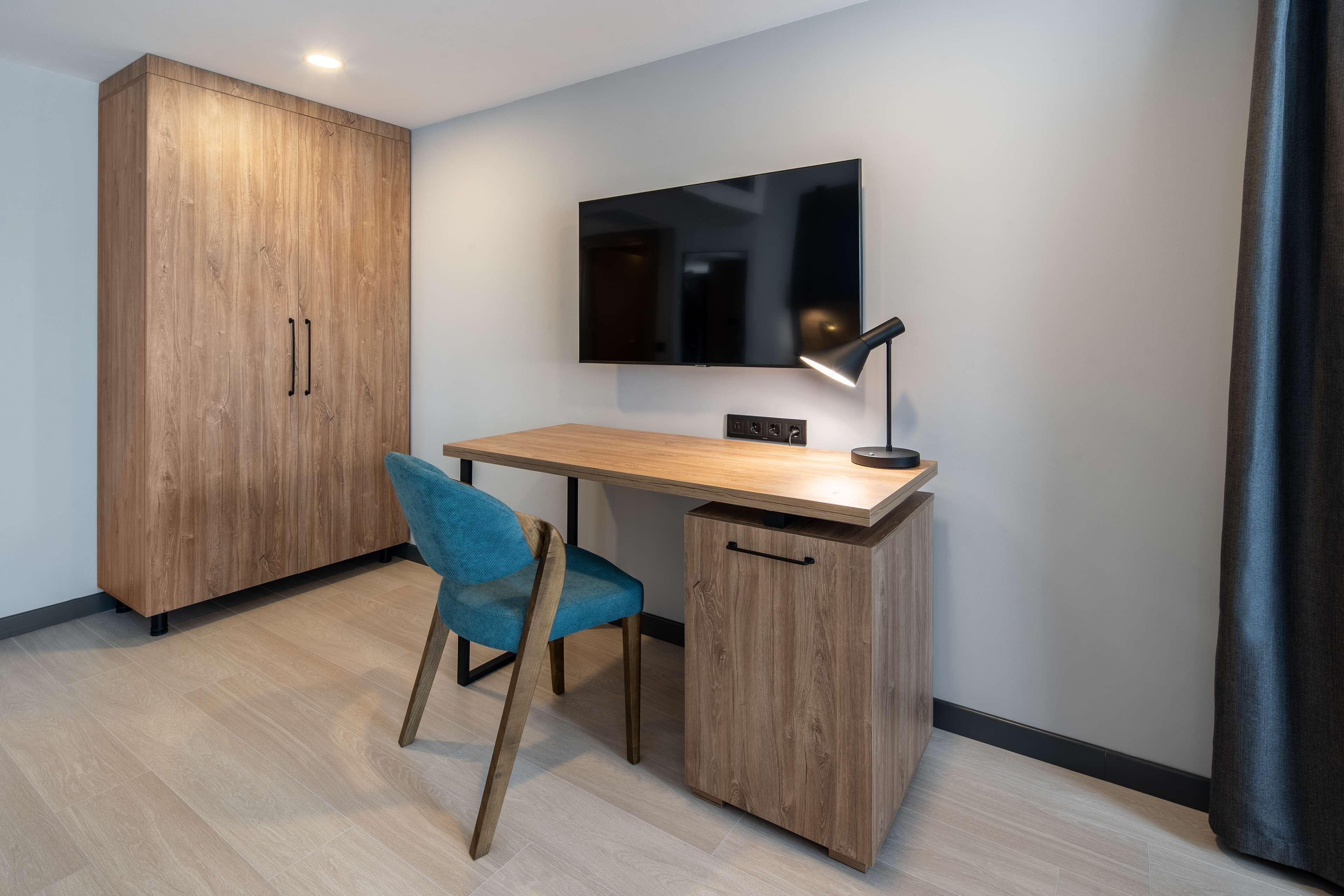 junior suite (high floor) | 1 bedroom, in-room safe, desk, laptop workspace