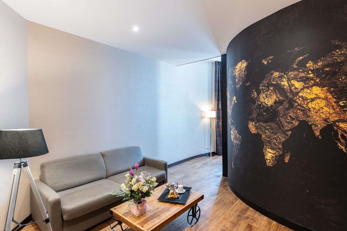 suite, 1 king bed | in-room safe, desk, blackout curtains, soundproofing