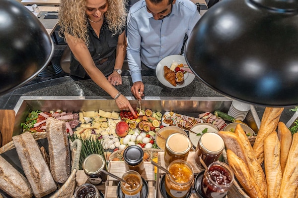 Sarapan prasmanan setiap hari dengan biaya tambahan