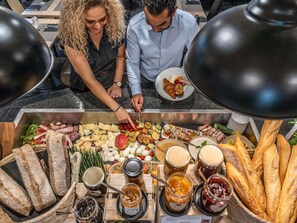 Un bufé con diversos alimentos y salsas.