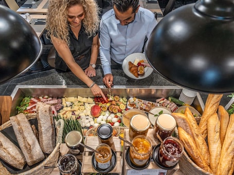 Desayuno buffet todos los días (con cargo). Mercure Le Mans Centre