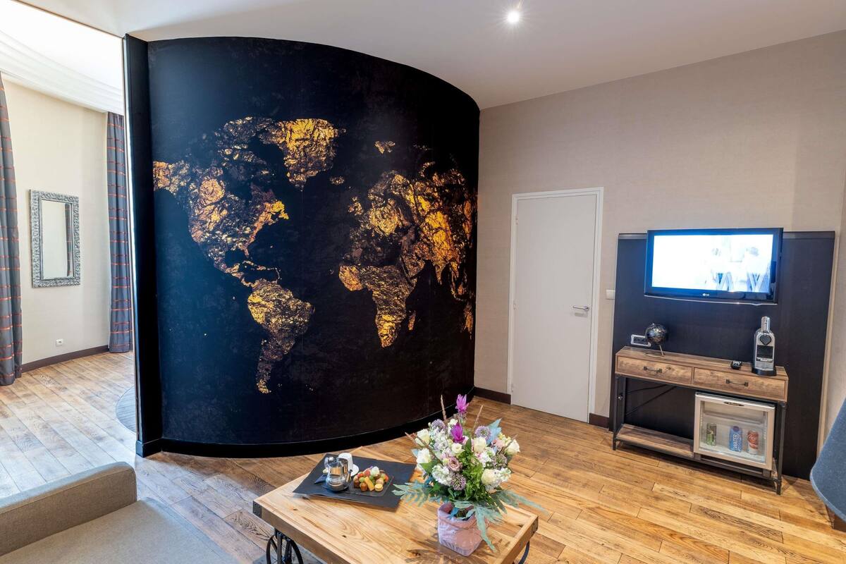 suite, 1 king bed | in-room safe, desk, blackout curtains, soundproofing