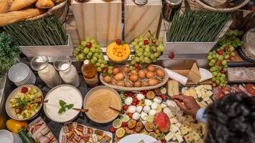 Se ofrece un desayuno bufé todos los días (por un coste adicional)