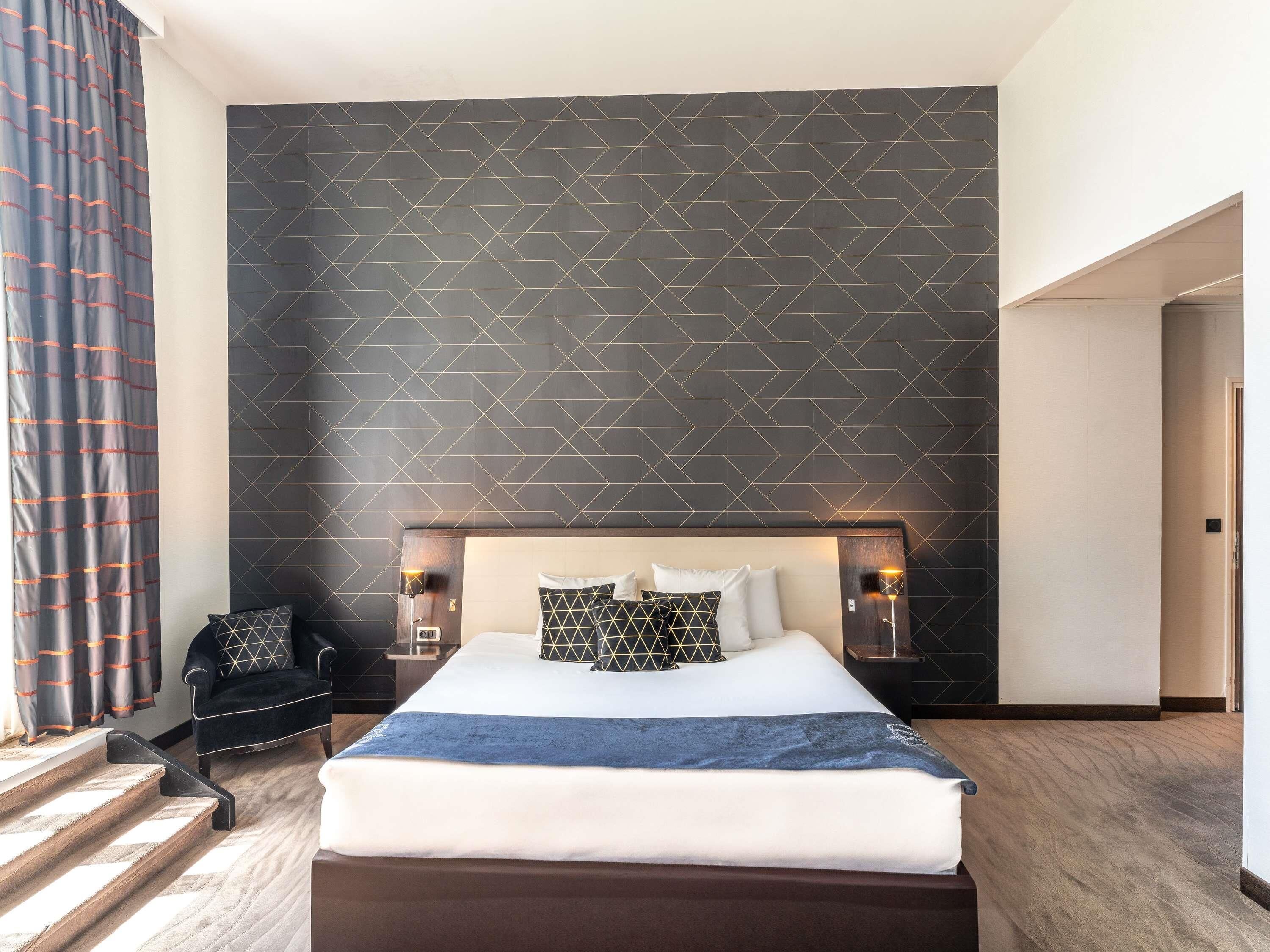 privilege, room, 1 double bed | in-room safe, desk, blackout curtains, soundproofing