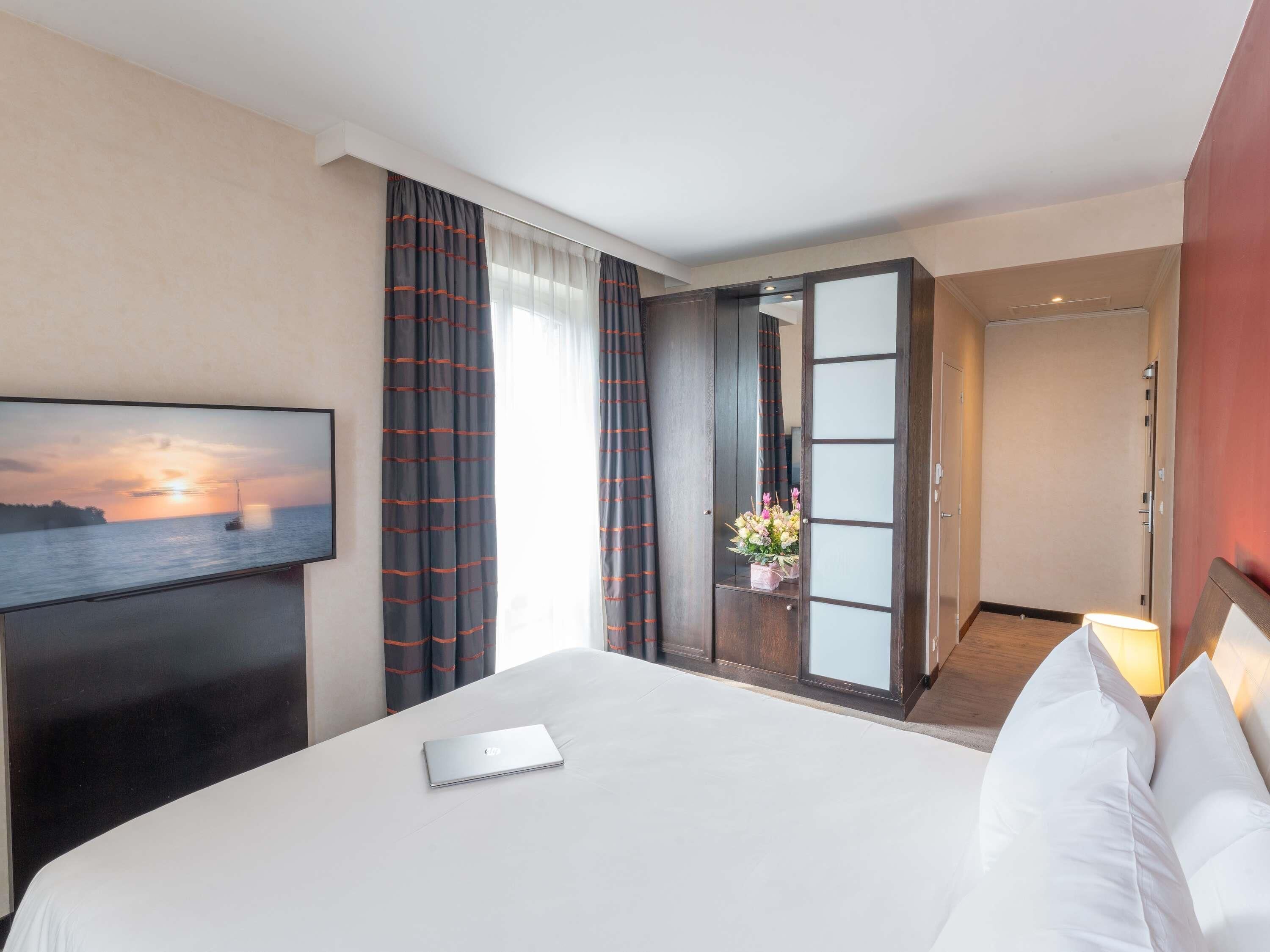 privilege, room, 1 double bed | in-room safe, desk, blackout curtains, soundproofing