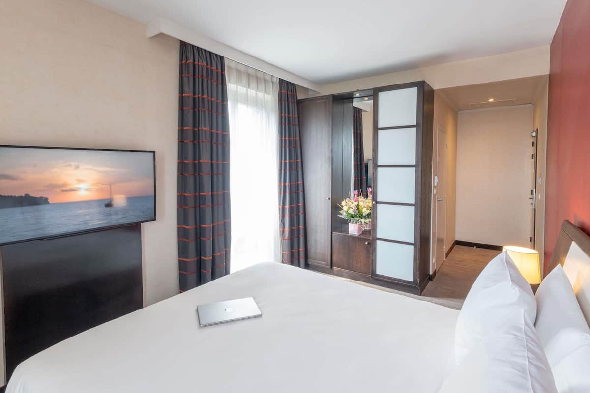 privilege, room, 1 double bed | in-room safe, desk, blackout curtains, soundproofing