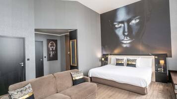 Suite, 1 cama de matrimonio grande | Caja fuerte, escritorio, cortinas opacas y sistema de insonorización
