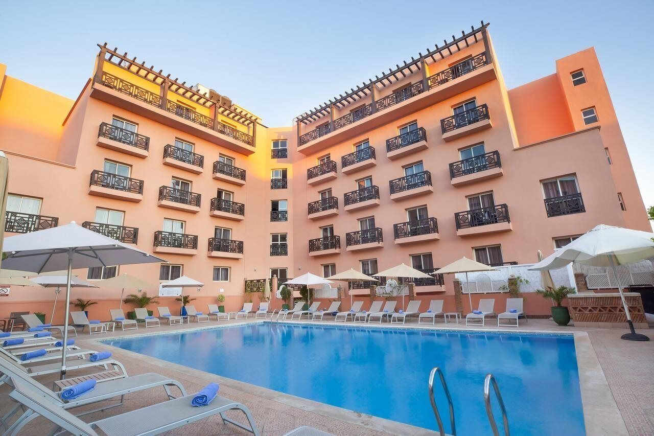 Piscine extérieure, parasols de plage, chaises longues