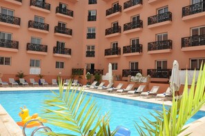 Outdoor pool, open 8:00 AM to 8:00 PM, pool umbrellas, sun loungers - Mogador Opera (Marrakech)