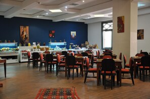 Breakfast, lunch and dinner served - Mogador Opera (Marrakech)